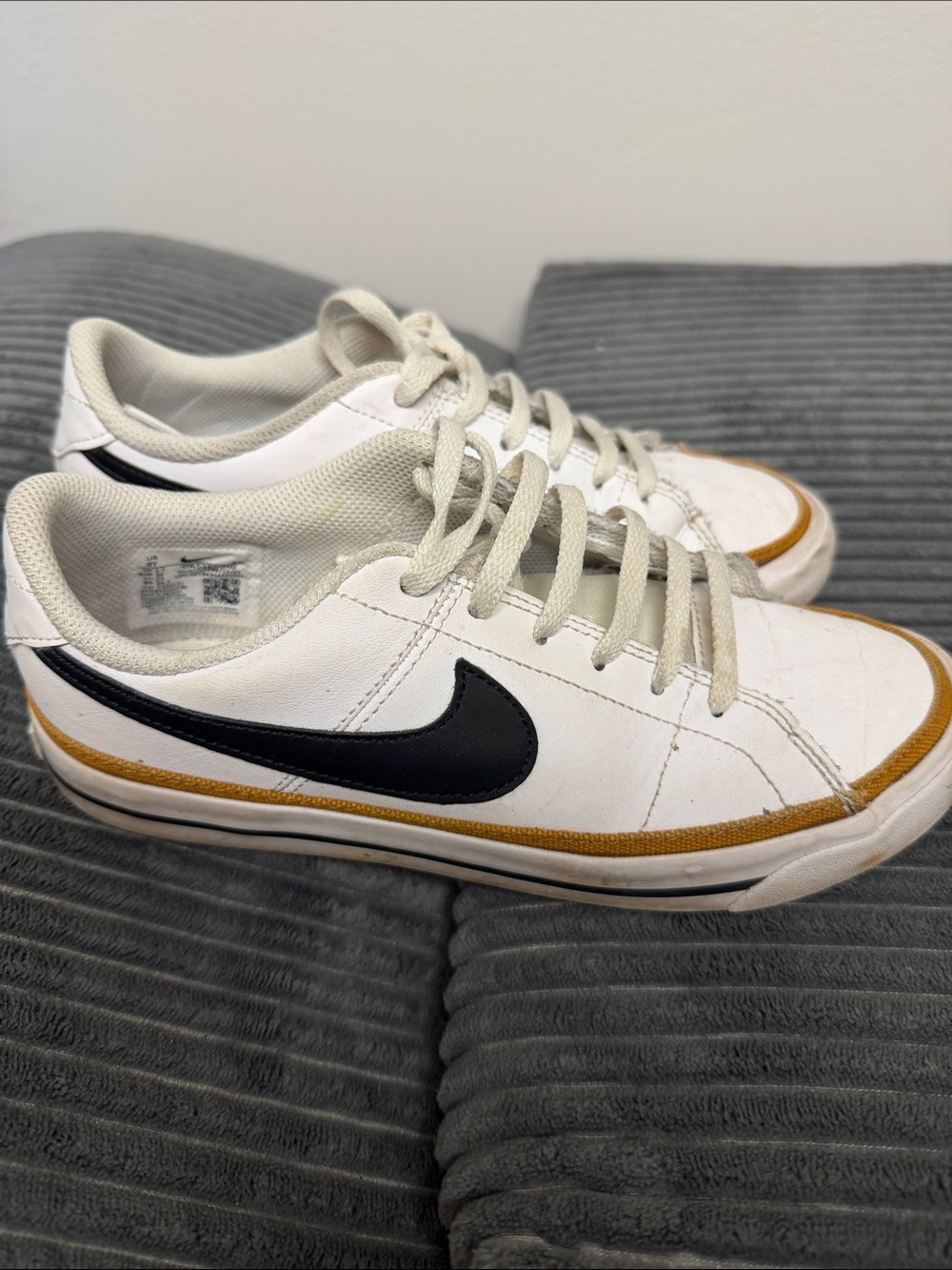 Nike Men’s White Sneakers with Black Swoosh and Brown Trim